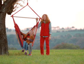 Kind sitzt in Hängestuhl