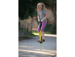 Kind, das mit dem Pogo Hüpfer hüpft