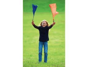 Mädchen das mit Rhythmikflaggen spielt