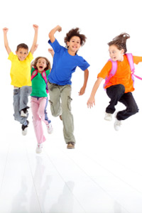 vor Freude springende Kinder