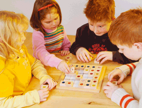 4 Kinder die Sudoky spielen