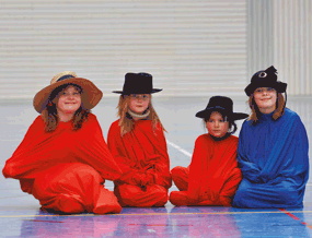 Kinder spielen eine Theaterstück mit dem Tanzsack