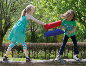 Kinder die mit Wutkeulen spielen